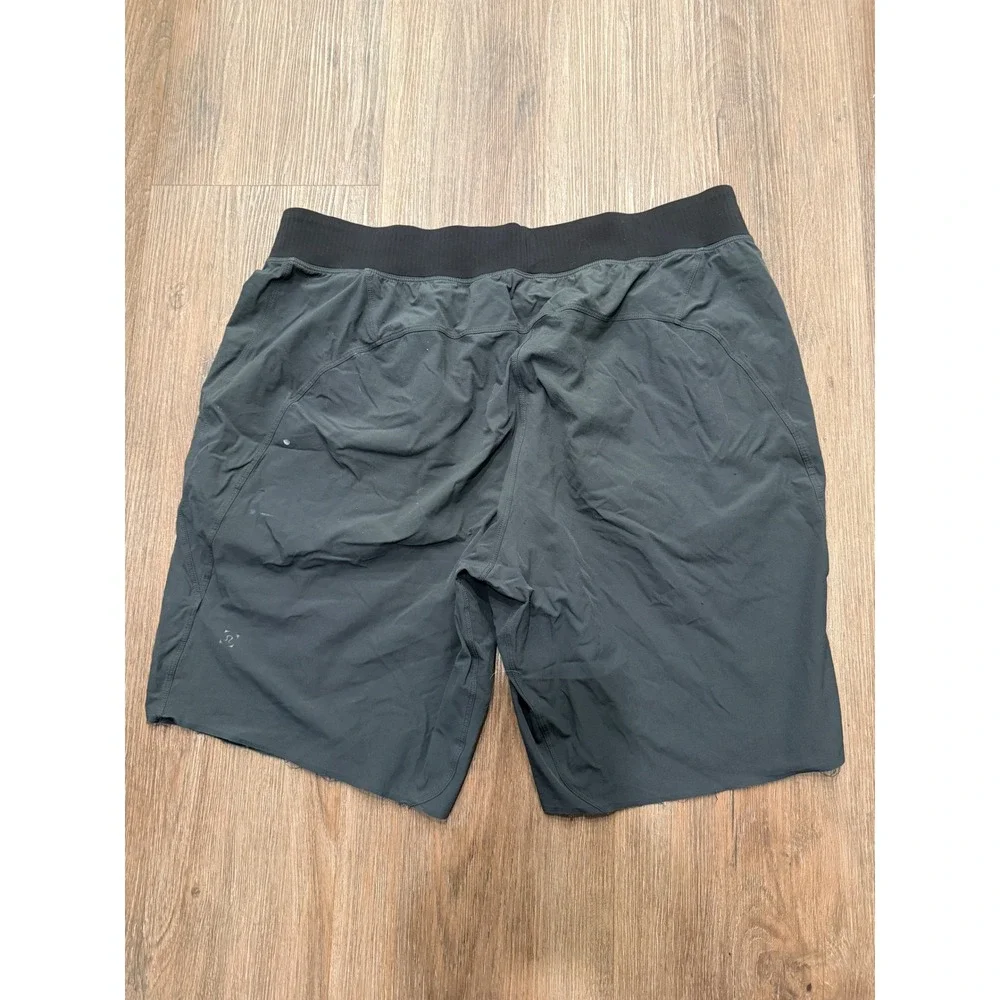 Lululemon Mens Athletic Training Shorts XL Gray Black Distressed Frayed Hem‎